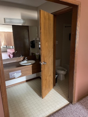Combined shower/bathtub, hair dryer, towels