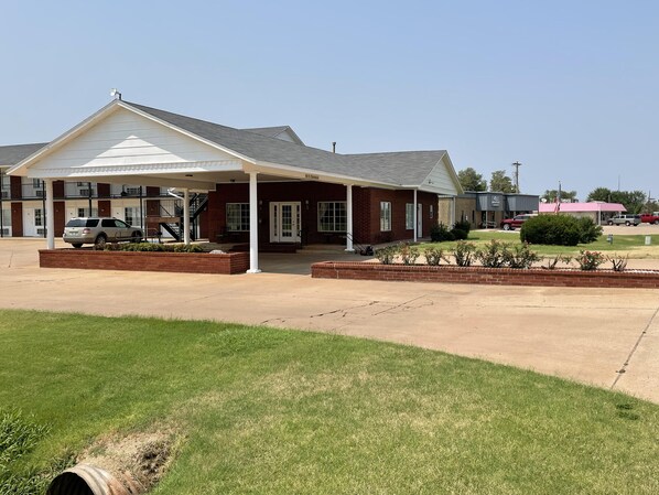 Vista frontal de la propiedad