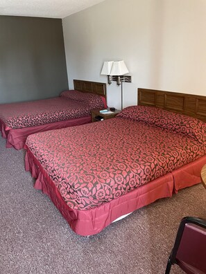 Desk, laptop workspace, blackout curtains, iron/ironing board - Heritage Inn (Fairview)