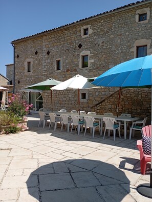 Outdoor dining - Les cigales rental gite olivier in Ardèche near vallon pont d'arc,  (Grospierres)