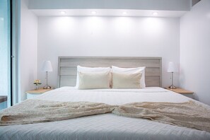 1 habitación, escritorio, tabla de planchar con plancha y cuna de viaje 