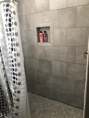 Combined shower/tub