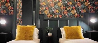 Stunning 2-bed flat with private patio in heart of the west end