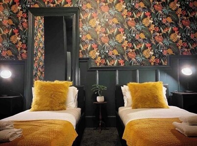 Stunning 2-bed flat with private patio in heart of the west end