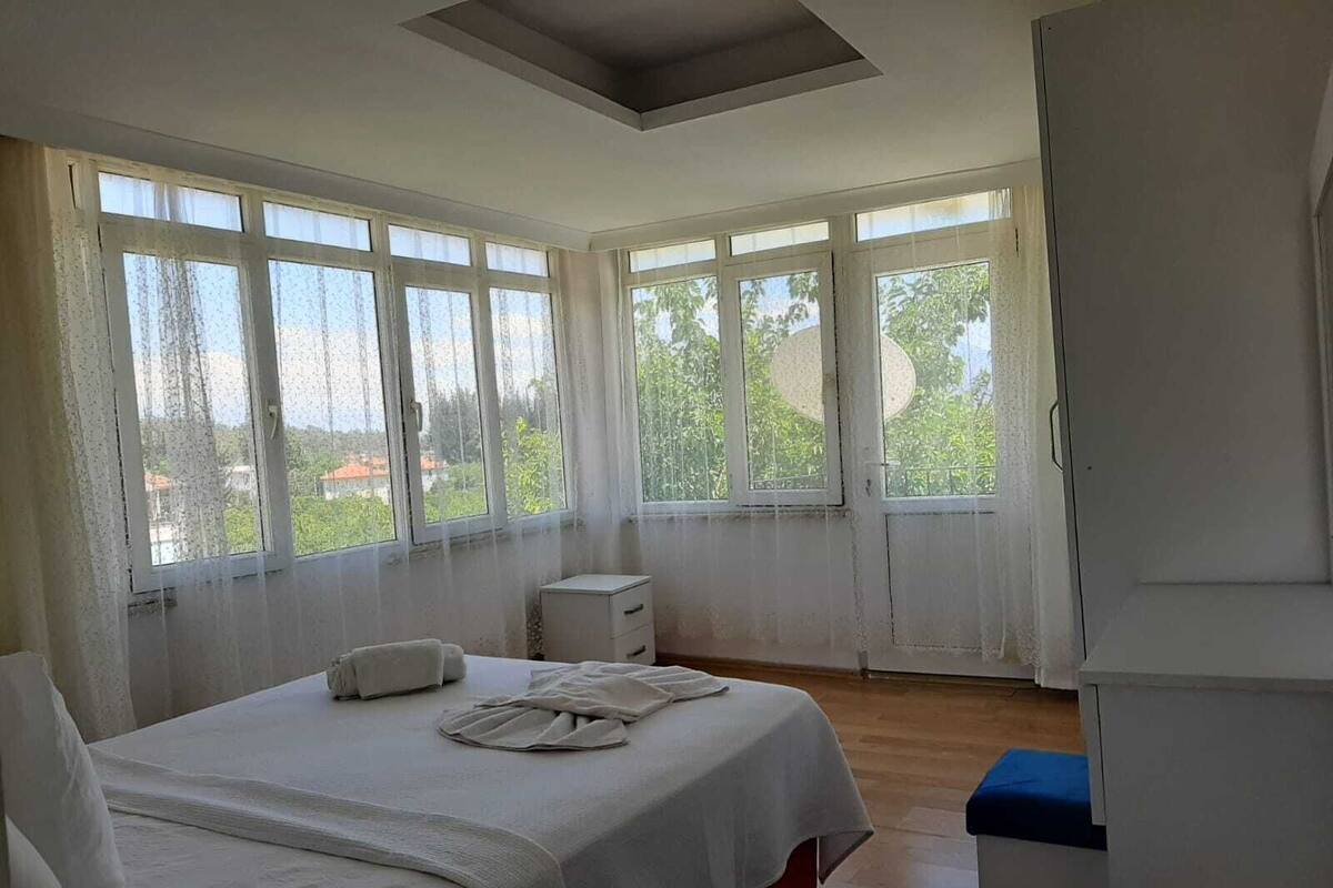 Economy Room | Iron/ironing board (on request), WiFi (free), bed sheets