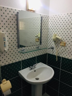 Shower, pancuran hujan, sandal, dan handuk