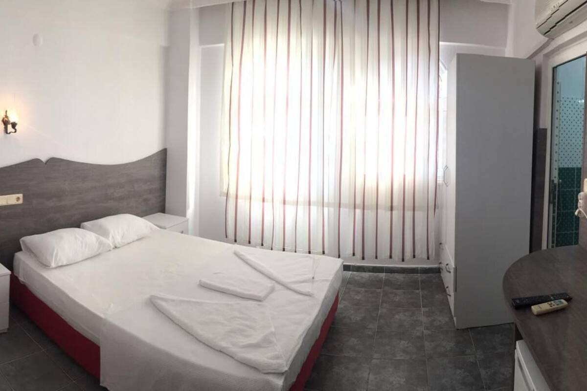 Economy Triple Room | Iron/ironing board (on request), WiFi (free), bed sheets