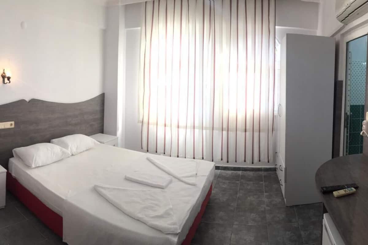 Economy Triple Room | 1 bedroom, iron/ironing board, free WiFi, bed sheets