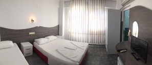 Kamar Triple Ekonomi | Setrika/meja setrika, Wi-Fi gratis, dan seprai linen
