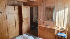 4 bedrooms, bed sheets