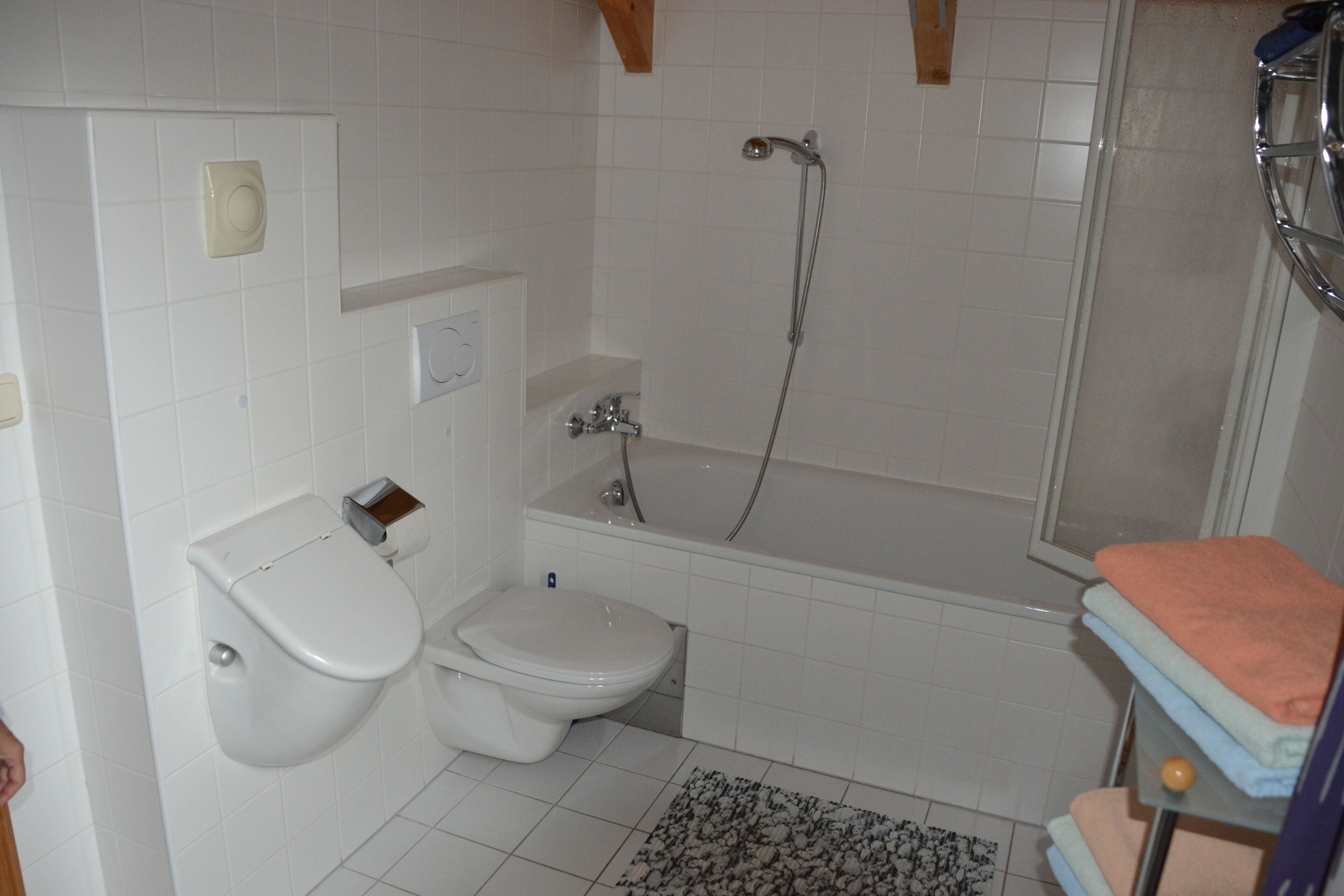 Un baño con inodoro, bidé y bañera.