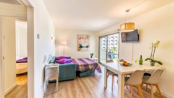 1 slaapkamer, een bureau, een strijkplank/strijkijzer, reisbedje