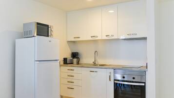 Een koelkast, een magnetron, een oven, een kookplaat