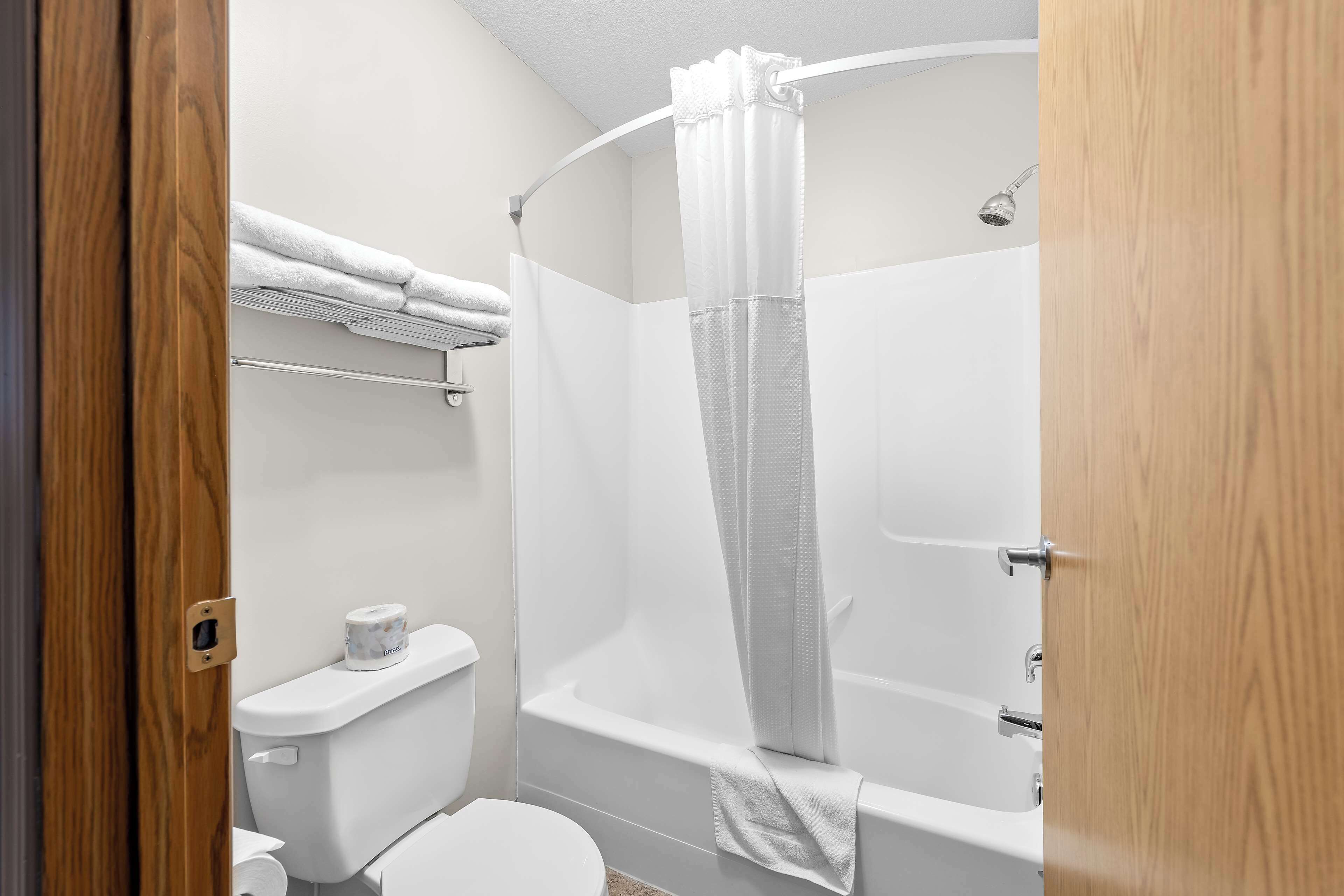 Combined shower/tub, hydromassage showerhead, free toiletries
