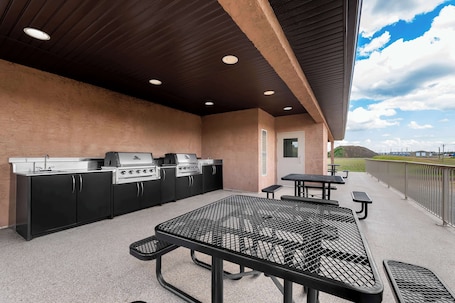 Área de parrillas y picnic. SureStay Plus Hotel by Best Western Hardisty