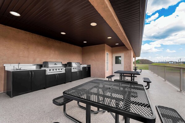 BBQ/picnic Area - SureStay Plus Hotel by Best Western Hardisty (Hardisty)