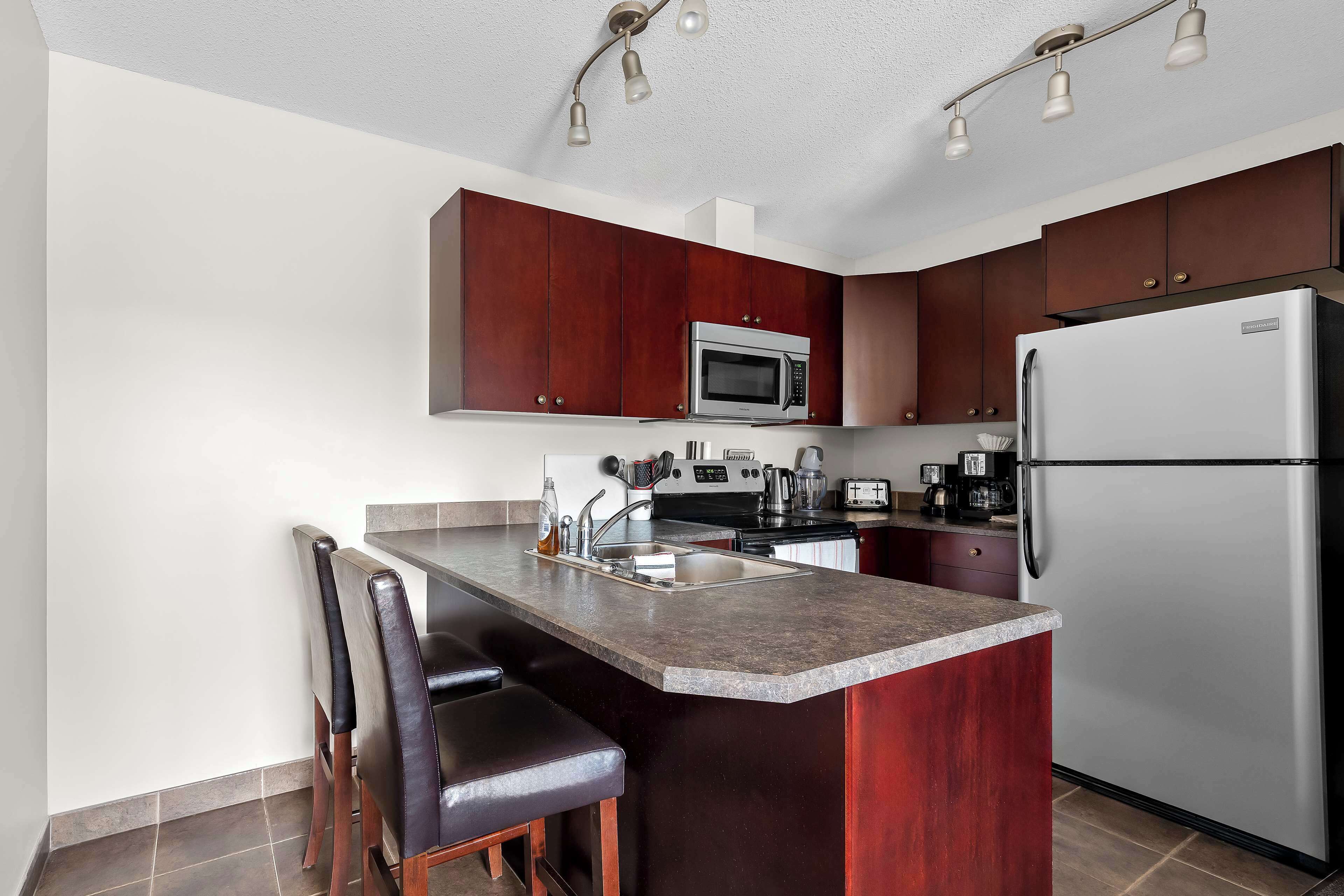 スイート クイーンベッド 1 台 禁煙 キッチン (Full Kitchen) | 客室ごとに異なるインテリア、デスク、ノートパソコン用作業スペース、遮光カーテン