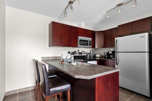 Suite, 1 Queen Bed, Non Smoking, Kitchen (Full Kitchen) - SureStay Plus Hotel by Best Western Hardisty (Hardisty)