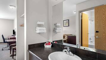 Een bad/douchecombinatie, een hydromassagedouche, gratis toiletartikelen