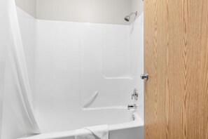Standard Room, 2 Queen Beds, Non Smoking, Refrigerator & Microwave | Bathroom | Combined shower/bathtub, hydromassage showerhead, free toiletries - SureStay Plus Hotel by Best Western Hardisty (Hardisty)