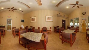 Dining - Baymont By Wyndham Youngstown (Youngstown)