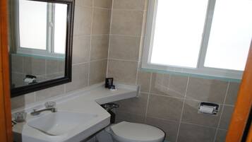 Standaard kamer, 2 queensize bedden | Badkamer | Een douche, handdoeken