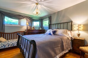 3 bedrooms, desk, iron/ironing board, travel cot