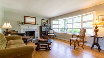 Smart TV, chimenea, estéreo y oficina