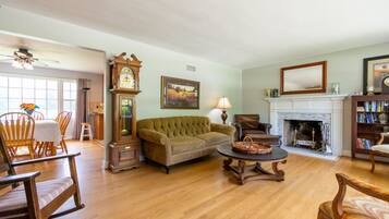 Smart TV, chimenea, estéreo y oficina