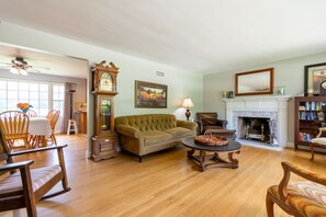 Smart-tv, een open haard, een stereo en een kantoor