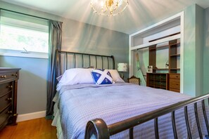 3 bedrooms, desk, iron/ironing board, travel cot