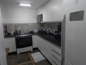 Geladeira, micro-ondas, fogão, cooktop