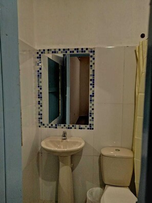 Regadera, toallas, jabón, papel de baño 