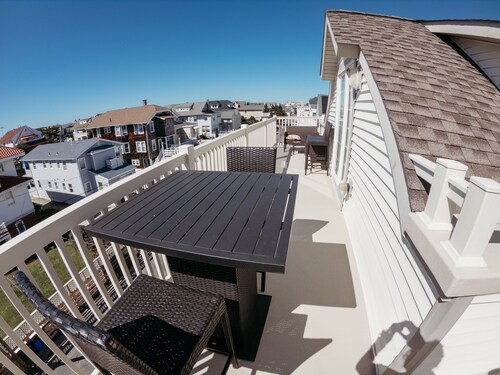 Prime Location! 5 Bed /4 Bath Condo  6 houses from Beach & Boardwalk! 2500 sq/ft