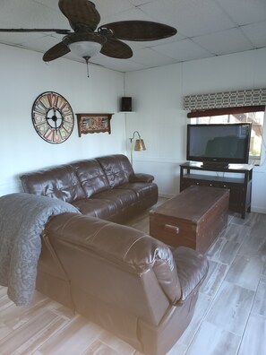 Smart TV y chimenea 