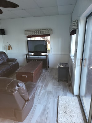 4 bedrooms, travel cot, free WiFi, bed sheets - Log Cabin on the Lake (Scottsville)