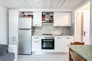 Réfrigérateur, four, plaque de cuisson