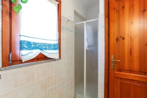 Shower, hair dryer, towels - Holiday Apartment "Bilocale Geranium Beach" with Terrace & Air Conditioning (San teodoro)