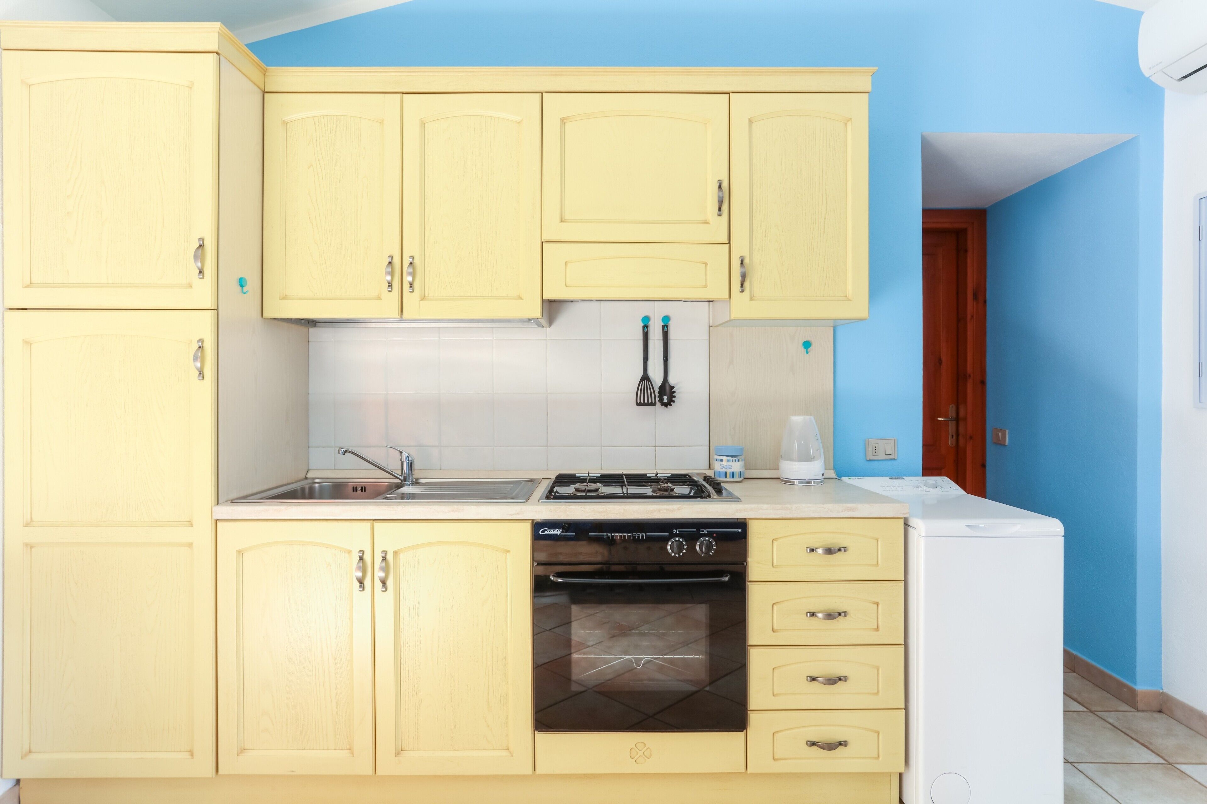 Fridge, oven, stovetop, coffee/tea maker
