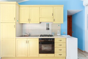 Fridge, oven, stovetop, coffee/tea maker