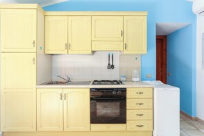 Fridge, oven, stovetop, coffee/tea maker