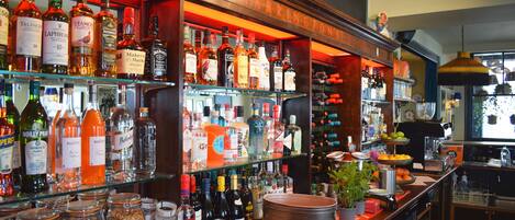 Habitació doble, amb bany privat | Bar (a l'allotjament)