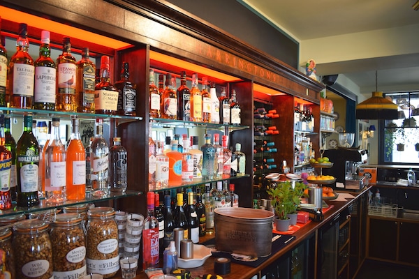 Double Room, Ensuite | Bar (on property)