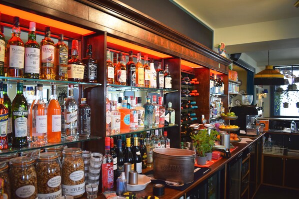 Habitación doble, baño en la habitación | Bar (en la propiedad)