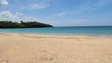 Una spiaggia nelle vicinanze
