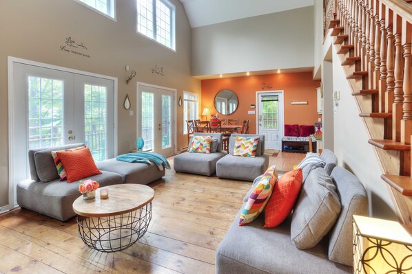 Smart TV, fireplace, DVD player, stereo