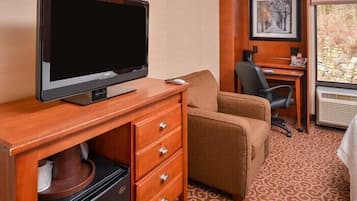1 bedroom, desk, blackout curtains, soundproofing
