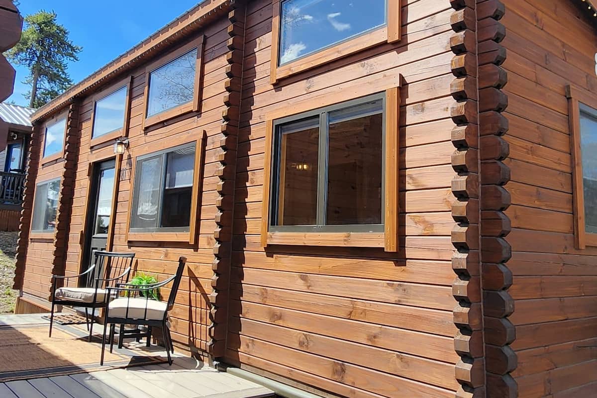 Chalet rustique (Fir) | Décor unique, ameublement unique, fer et planche à repasser