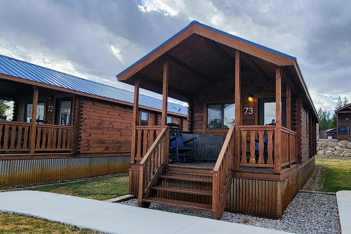 Chalet rustique (Willow, Private Hot Tub) | Décor unique, ameublement unique, fer et planche à repasser