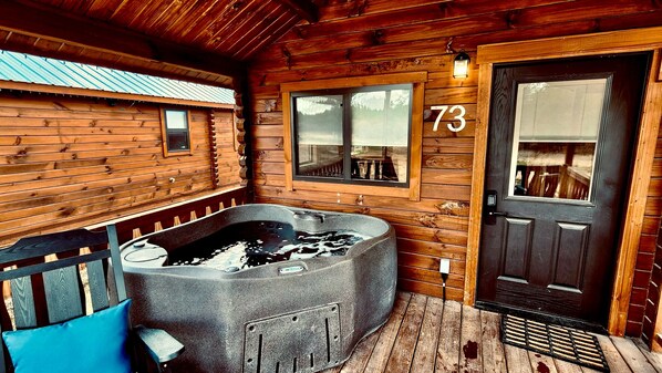 Chalet rustique (Willow, Private Hot Tub) | Décor unique, ameublement unique, fer et planche à repasser